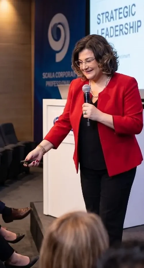 Dr. Menekşe Ahbab kurumsal liderlik eğitimi verirken