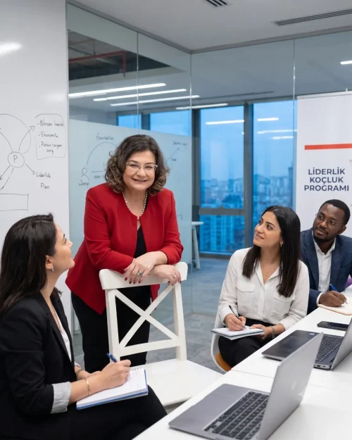 Dr. Menekşe Ahbab eğitim sınıfında katılımcılarla çalışırken