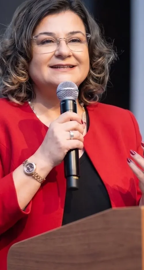 Dr. Menekşe Ahbab kürsüde konuşma yaparken